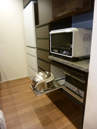 キッチンに合わせてオーダーで背面収納を造作